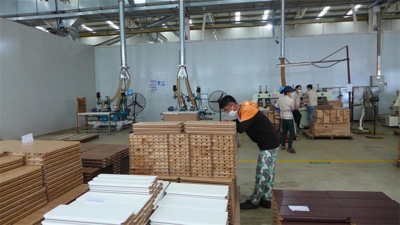2015筑美班学生在车间学习2.jpg