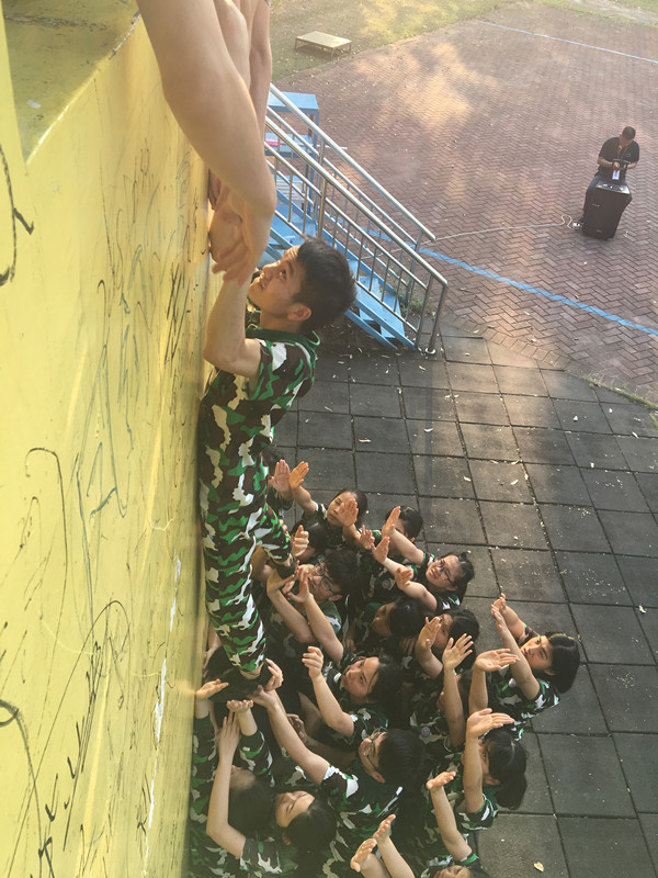 翻越毕业墙.JPG