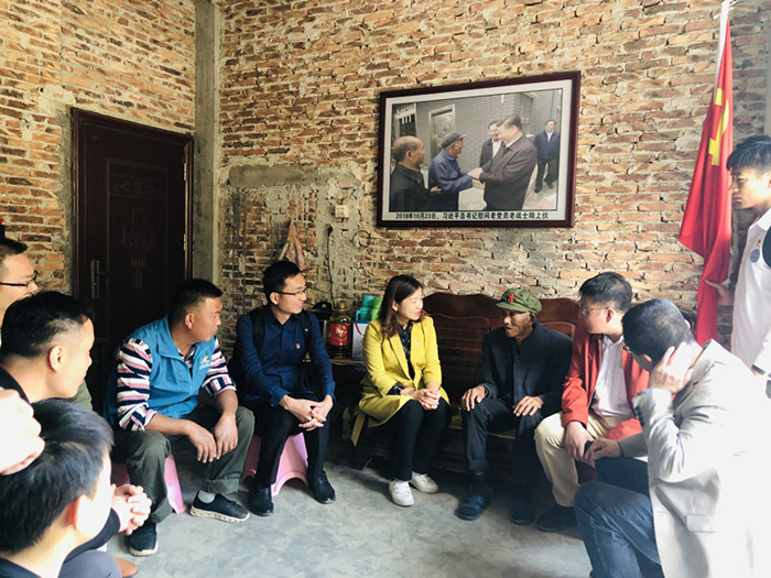 听老党员讲抗战故事.jpg
