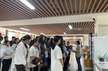 悦读越美——碧职院2024级新生“图书馆之旅”正式开启