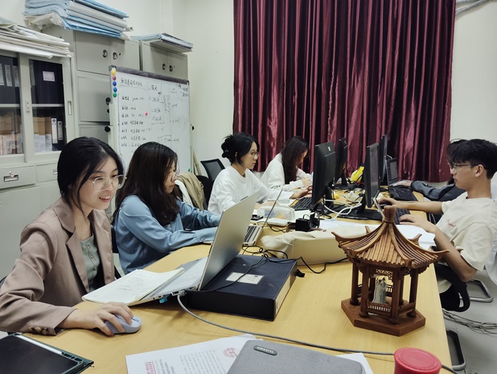 参赛选手与指导教师积极备赛照片.jpg