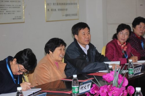 梁炽娟校监听取在企业实践培养的学生代表发言_副本.jpg