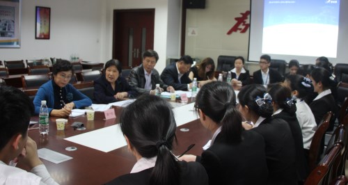 梁校监亲切看望在企业实践培养的2014级同学们_副本.jpg