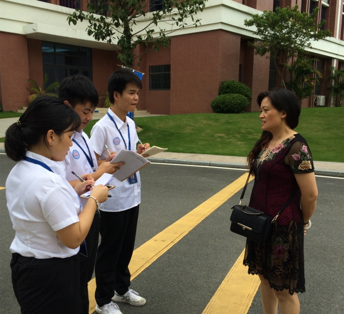 带队老师接受采访_副本.jpg