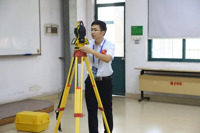 “图4 吕志刚老师展示教学绝活”的副本.png