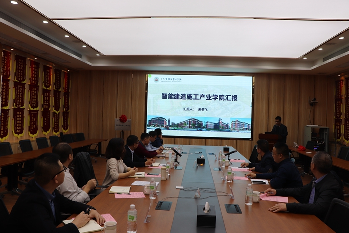 朱冬飞做施工产业学院介绍.JPG