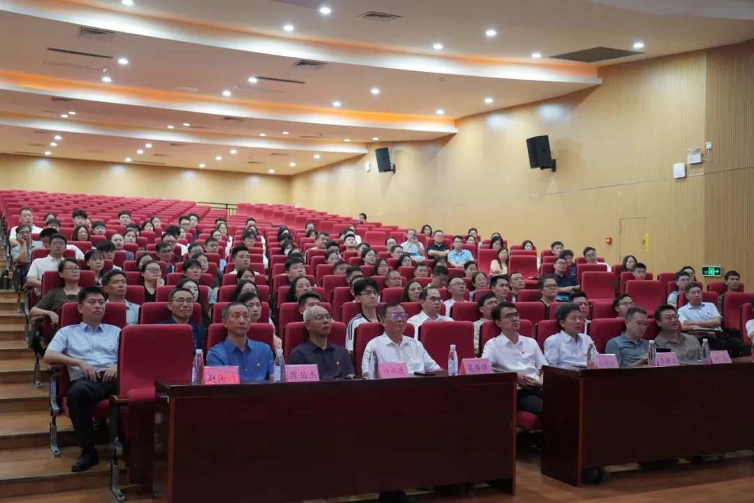 学校党委组织师生收看九三阅兵直播