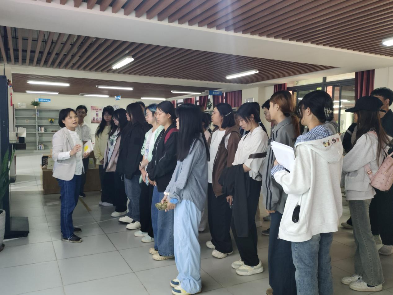 “日日自新，悦读越行”——仲明图书馆2025级新生“图书馆之旅”活动启动 